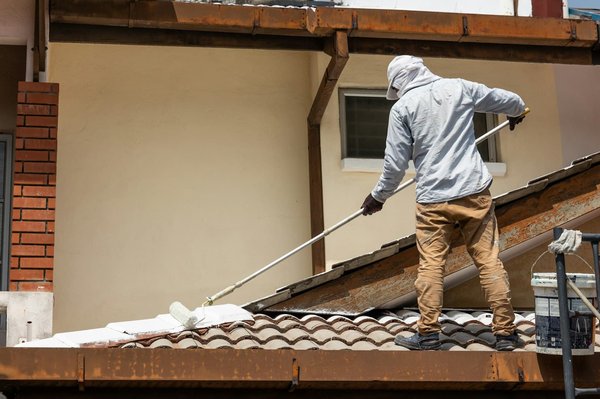 Cool roof pour toiture : comment choisir le bon revêtement ?